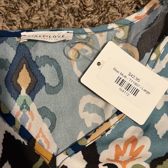 Women’s Top - Picture 2 of 4